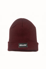 Gorro beanie Lava de Boodlife en granate, de punto canalé con vuelta y etiqueta negra