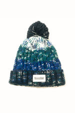 Gorro River de Boodlife: punto grueso con pompón blanco y negro y franjas en blanco, verde botella y azul, con vuelta azul marino