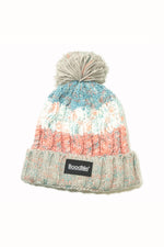Gorro Sunflare de Boodlife: punto grueso con pompón gris y franjas en blanco roto, turquesa y coral, con vuelta gris claro