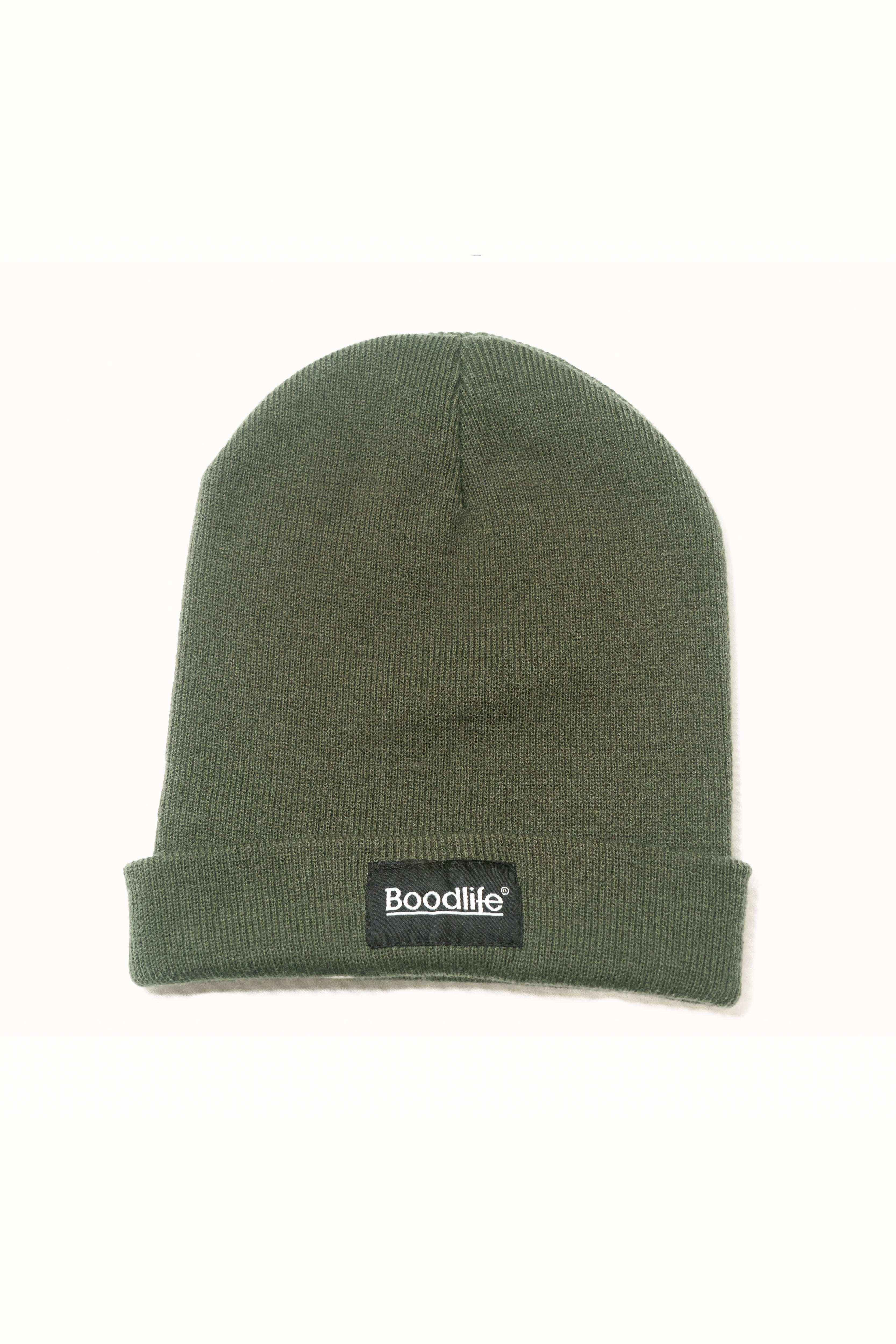 Gorro beanie Leaf de Boodlife en verde oliva, de punto canalé con vuelta y etiqueta negra