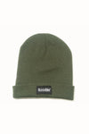 Gorro beanie Leaf de Boodlife en verde oliva, de punto canalé con vuelta y etiqueta negra