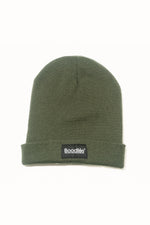 Gorro beanie Leaf de Boodlife en verde oliva, de punto canalé con vuelta y etiqueta negra
