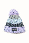Gorro Snow de Boodlife: punto grueso con pompón lila y franjas en azul claro, gris y negro, con vuelta lila